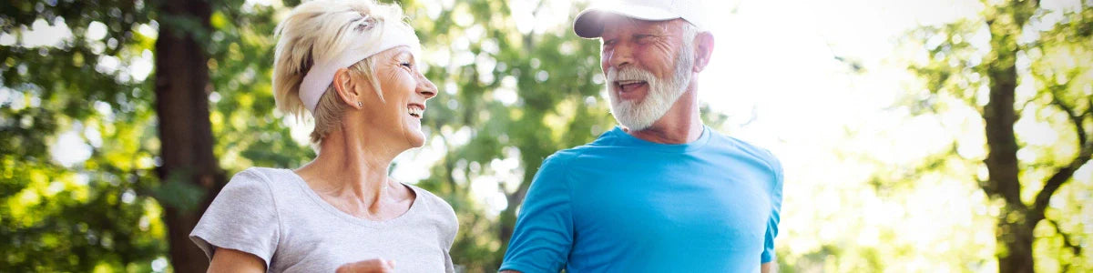 Zwei gesunde lachende ältere Menschen