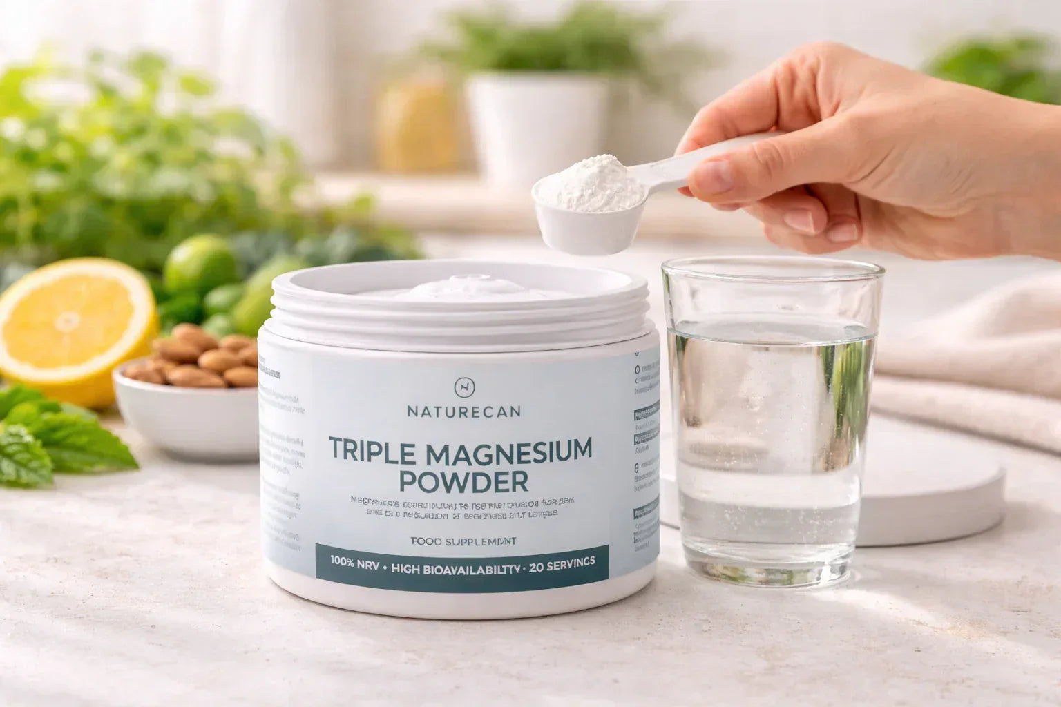 Magnesiumpulver von Naturecan auf hell ausgeleuchteter Küchentheke