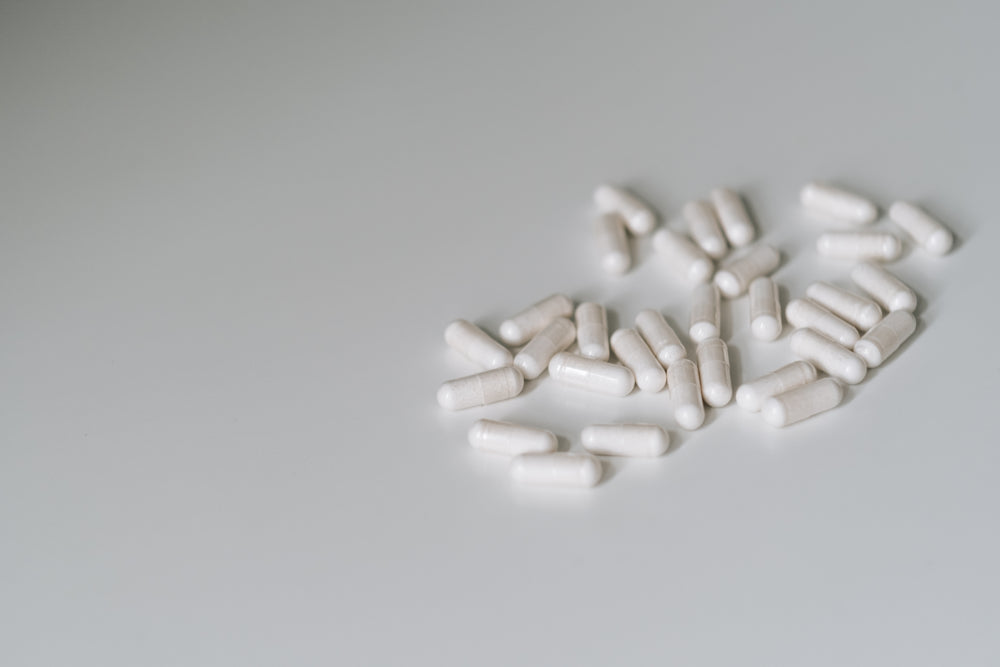 Tabletten liegen in einem Haufen auf einer Arbeitsplatte.