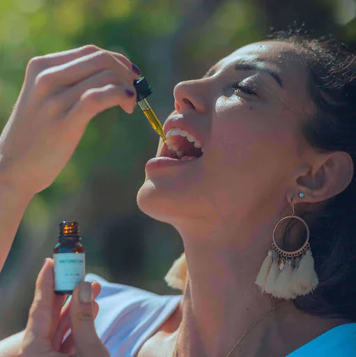 Frau nimmt CBD Öl ein