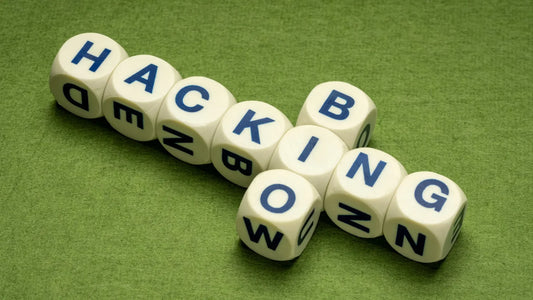 Würfel zeigen das Wort Biohacking auf grünem Untergrund