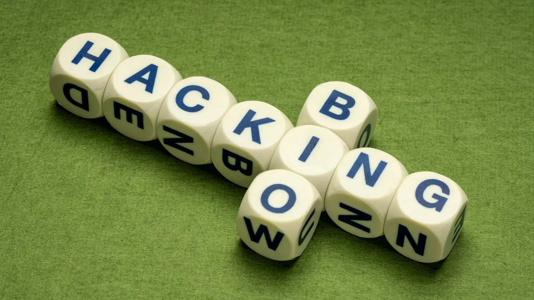 Würfel zeigen das Wort Biohacking auf grünem Untergrund