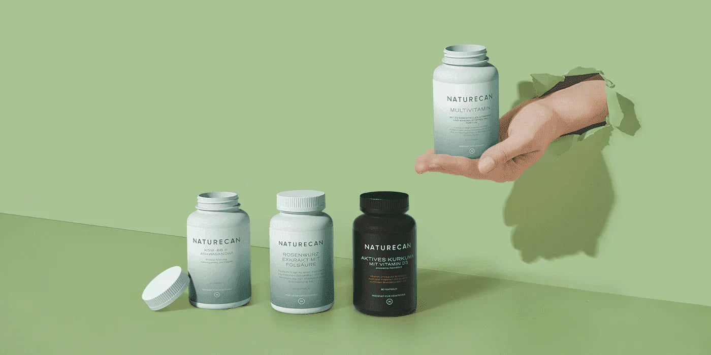 CBD Kapseln von Naturecan vor grünem Hintergrund