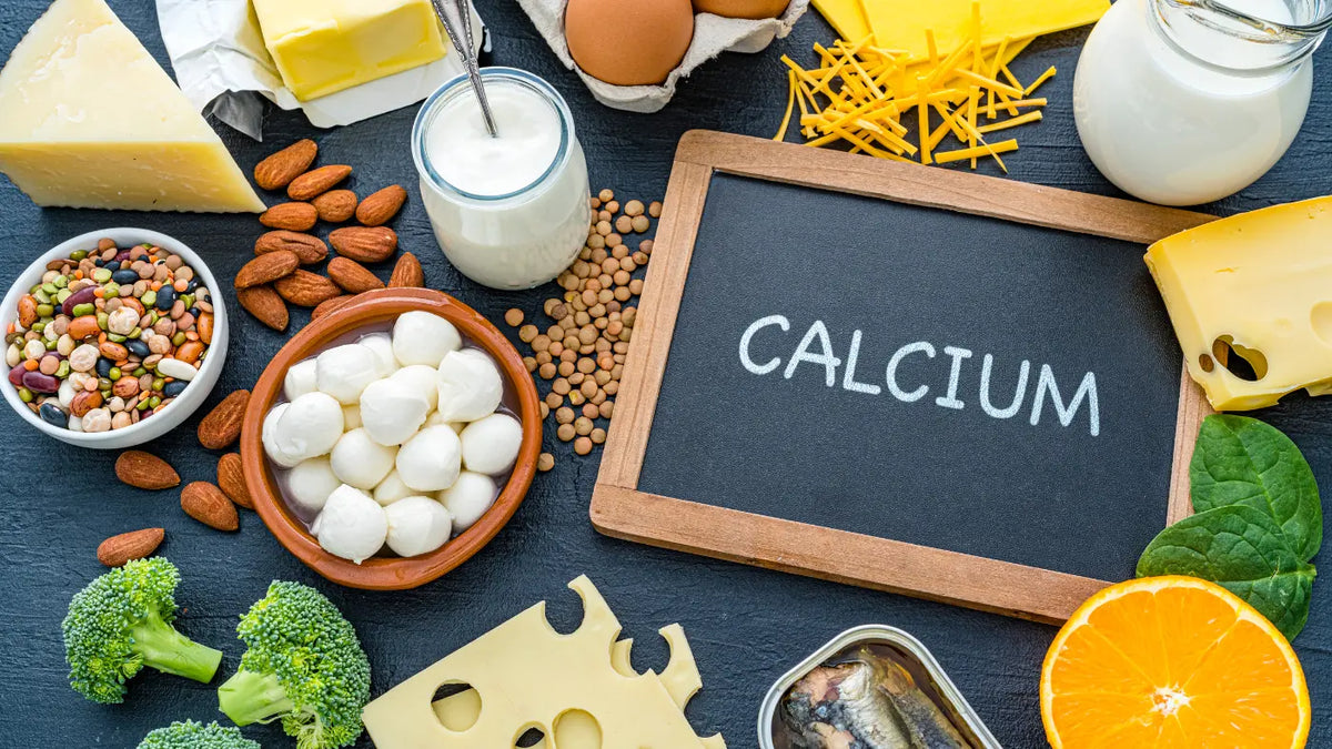 Verschiedene calciumreiche Lebenmittel auf dunklem Untergrund