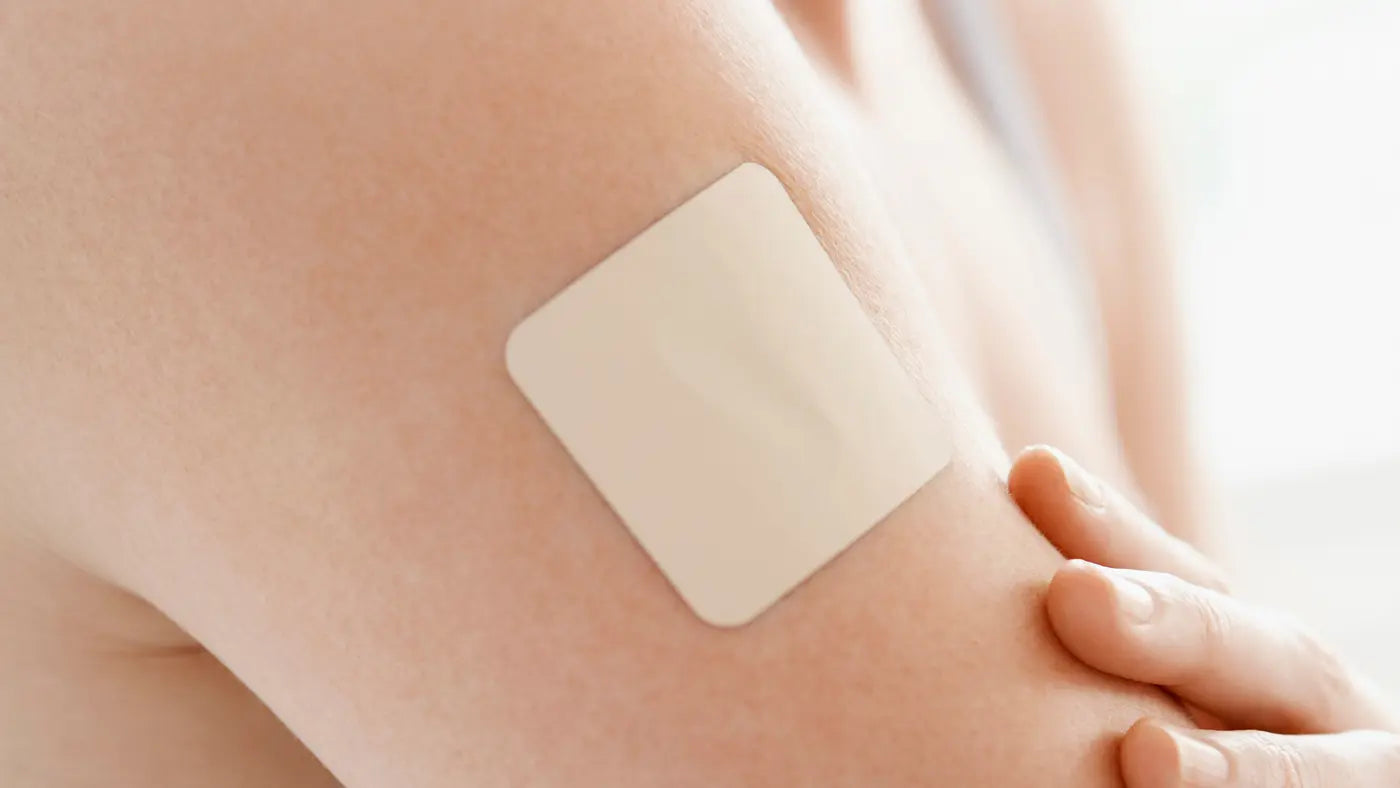 Pflaster klebt auf der Schulter (Nahaufnahme)