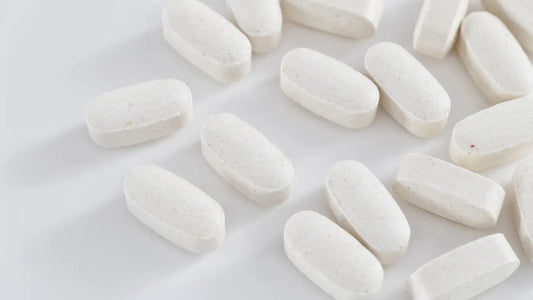 Weiße Tabletten auf weißem Hintergrund