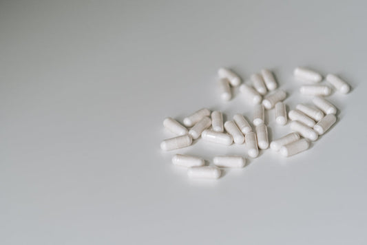 Tabletten liegen in einem Haufen auf einer Arbeitsplatte.